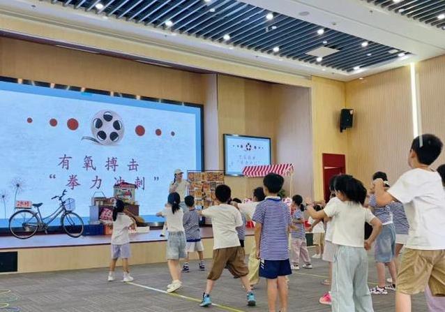 脚下总踢空, 今天玩得太, 邻里关系更 脚下总踢空, 今天玩得太, 邻里关系更