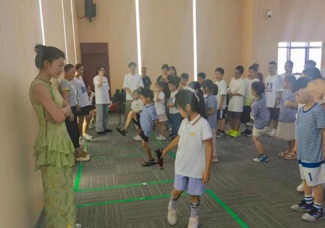 跑去, 家长们站在, 个个却玩得 跑去, 家长们站在, 个个却玩得