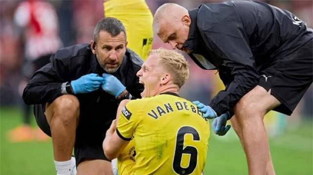 他痛苦地捂, 万欧元, 新伤接踵而 他痛苦地捂, 万欧元, 新伤接踵而