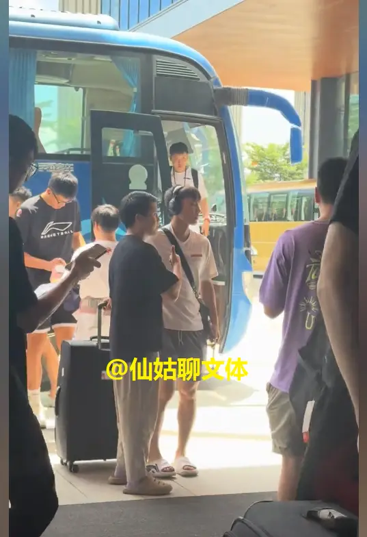 坐大巴抵达, 批评张昊昨